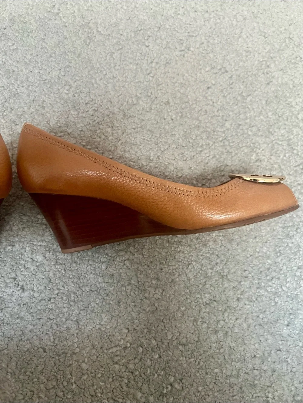 Tory Burch Sally Wedge - Tan Pebbled Leather Gold Logo Medallion- 8M